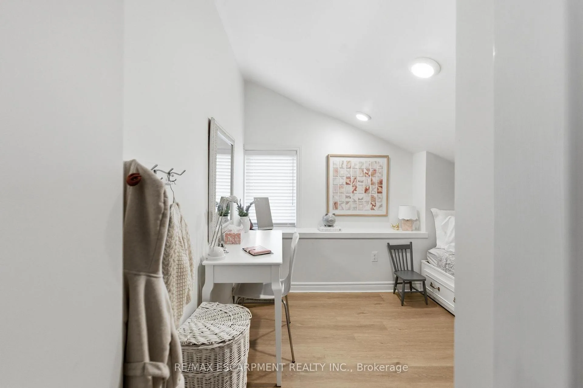 Photo 21 of 199 Kensington Avenue S, Hamilton, Delta — HOMEH