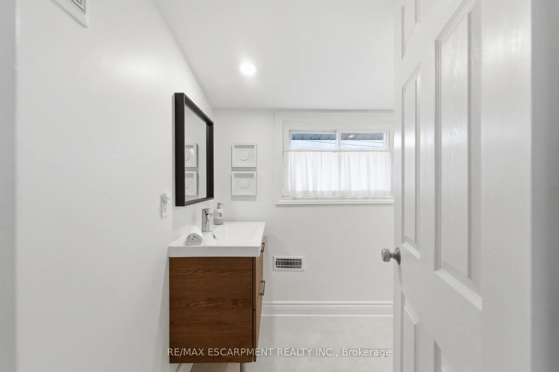 Photo 27 of 199 Kensington Avenue S, Hamilton, Delta — HOMEH