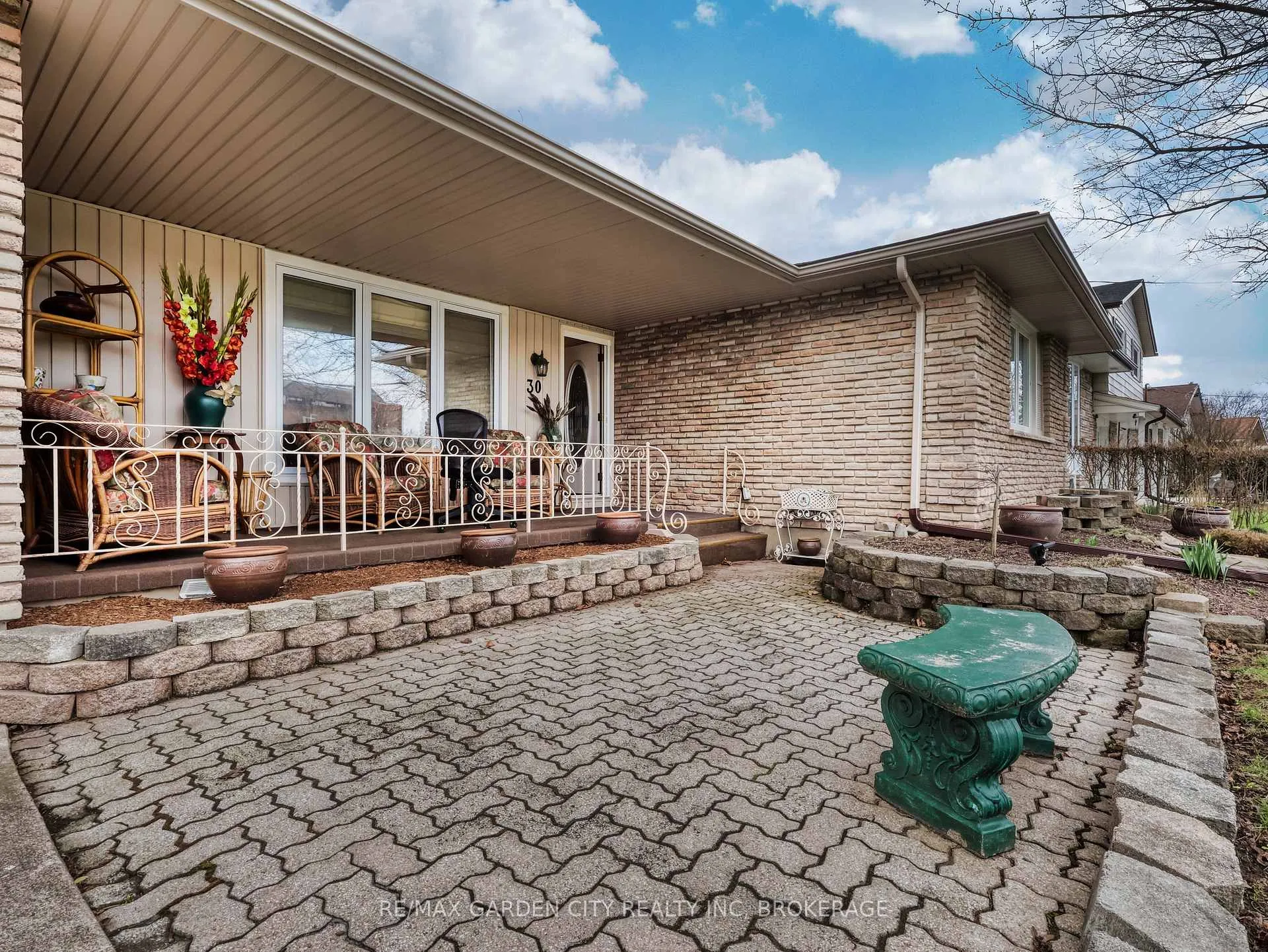 Photo 3 of 30 Glenview Avenue, St. Catharines, Vine/Linwell — HOMEH