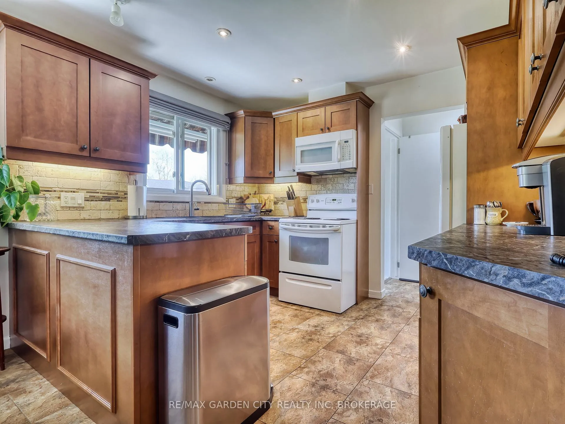 Photo 19 of 30 Glenview Avenue, St. Catharines, Vine/Linwell — HOMEH