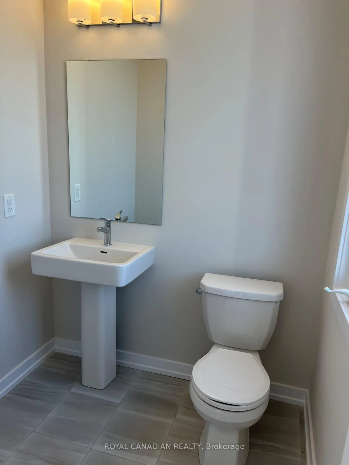 Photo 11 of 570 Oldenburg Drive, Ottawa, Richmond — HOMEH