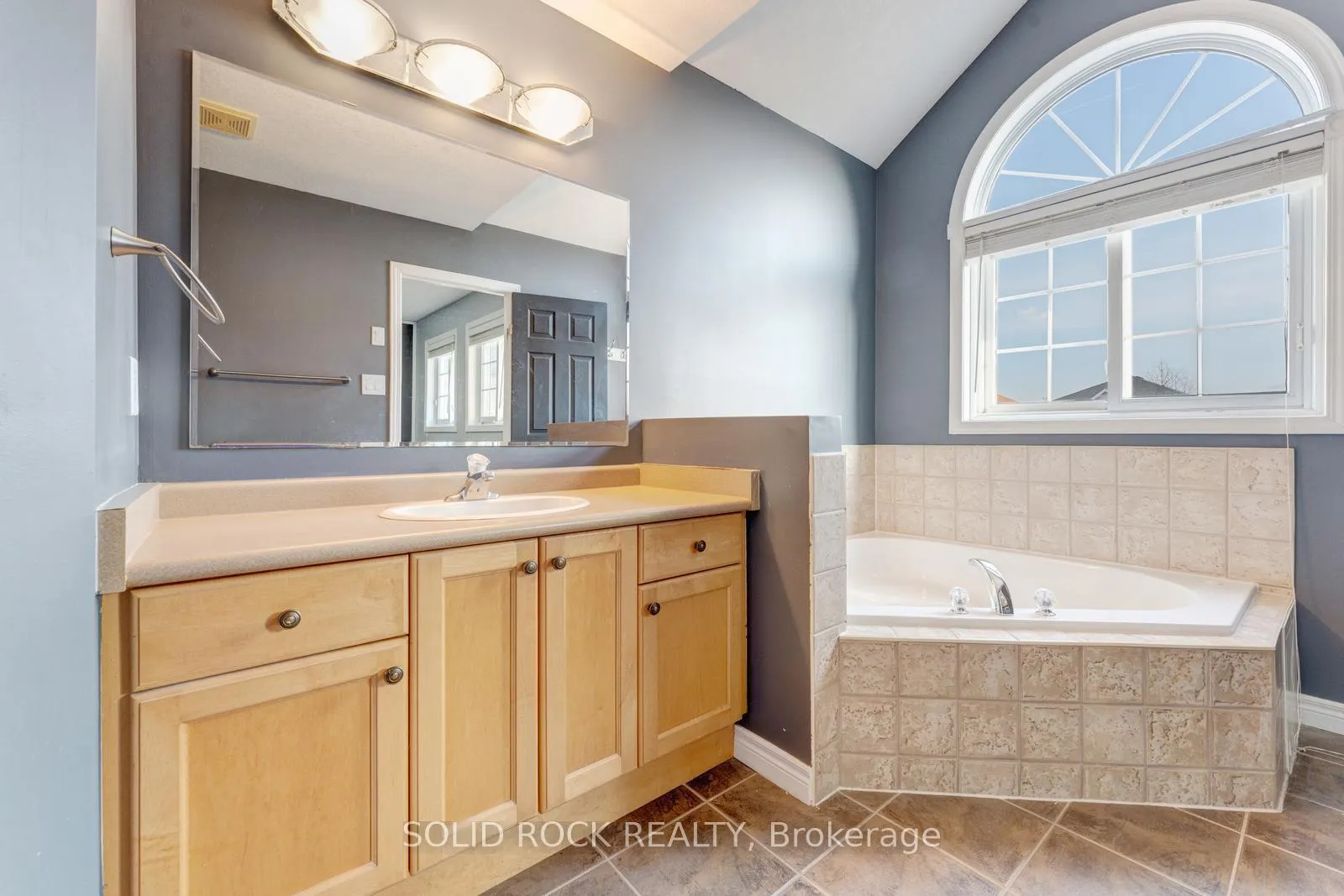 Photo 24 of 50 Cranbrook Street, Kitchener — HOMEH
