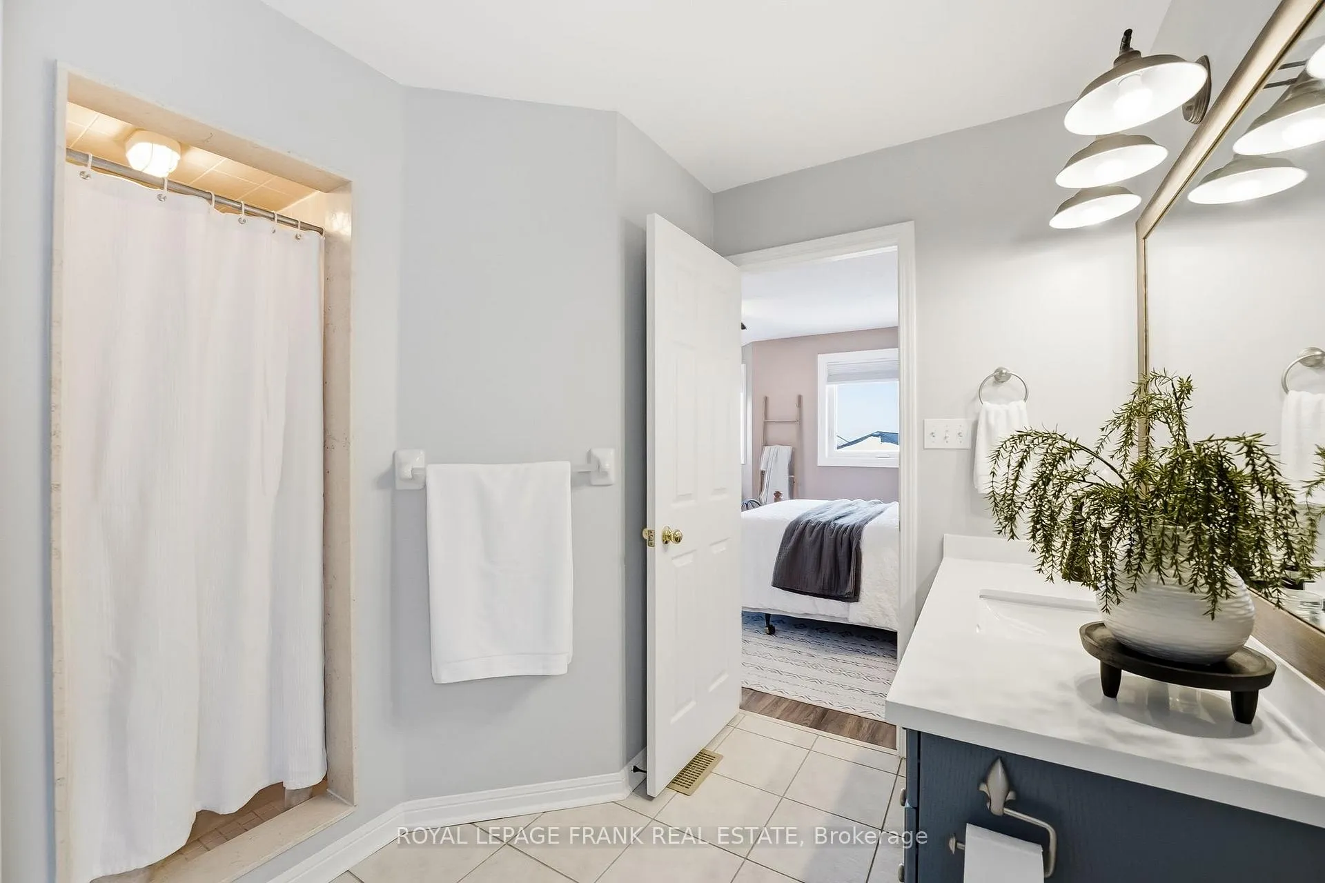 Photo 22 of 70 Weldrick Crescent, Clarington, Bowmanville — HOMEH