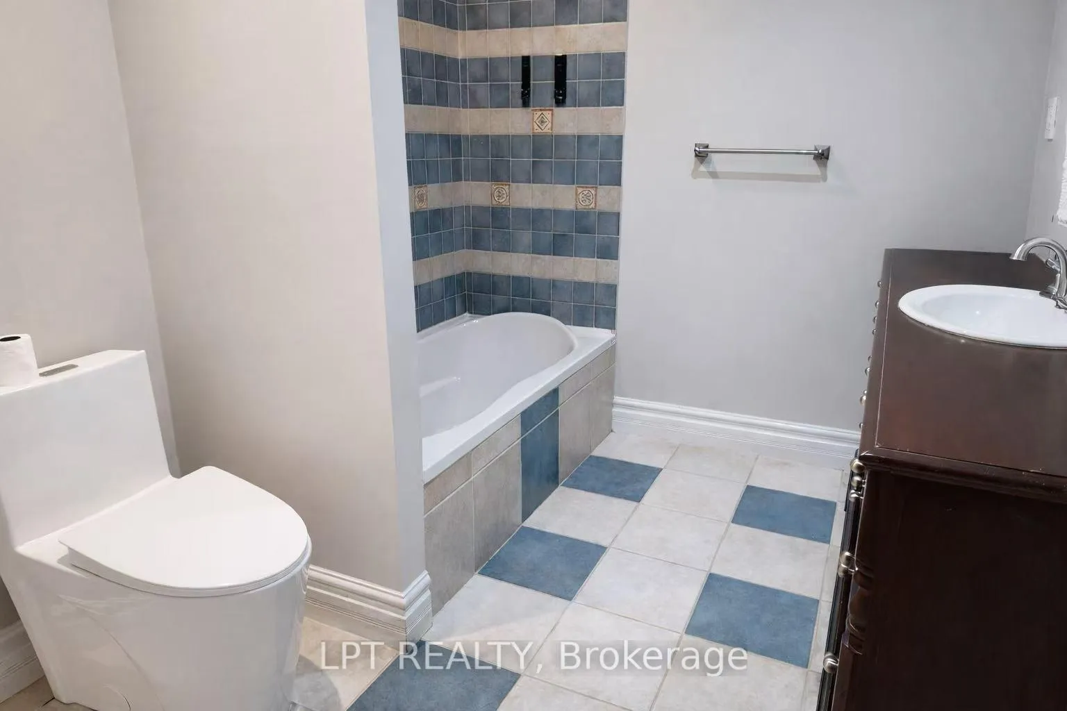Photo 6 of 228 Pine Cove Road, Burlington, Roseland — HOMEH