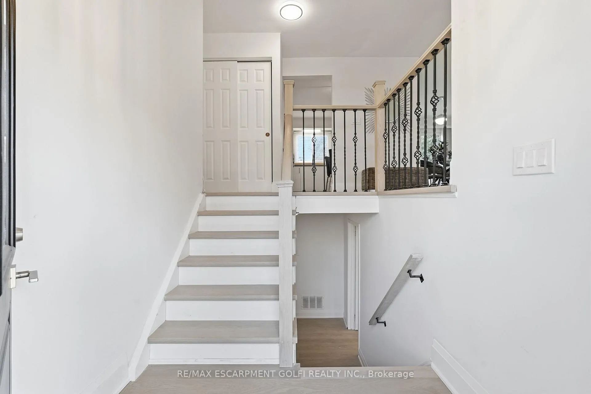 Photo 4 of 4140 Celia Court, Burlington, Shoreacres — HOMEH