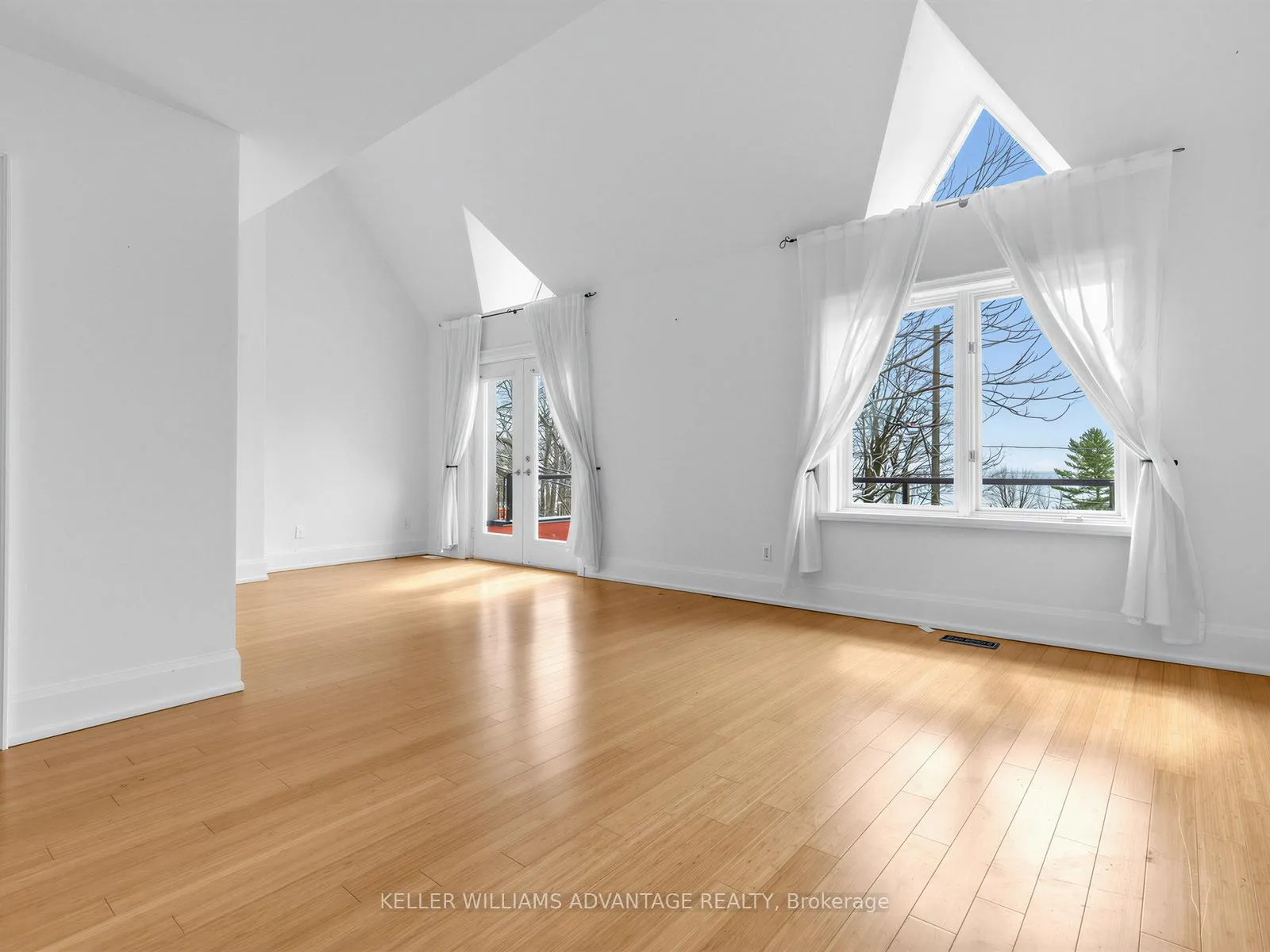 Photo 33 of 2 Park Avenue, Toronto, The Beaches — HOMEH