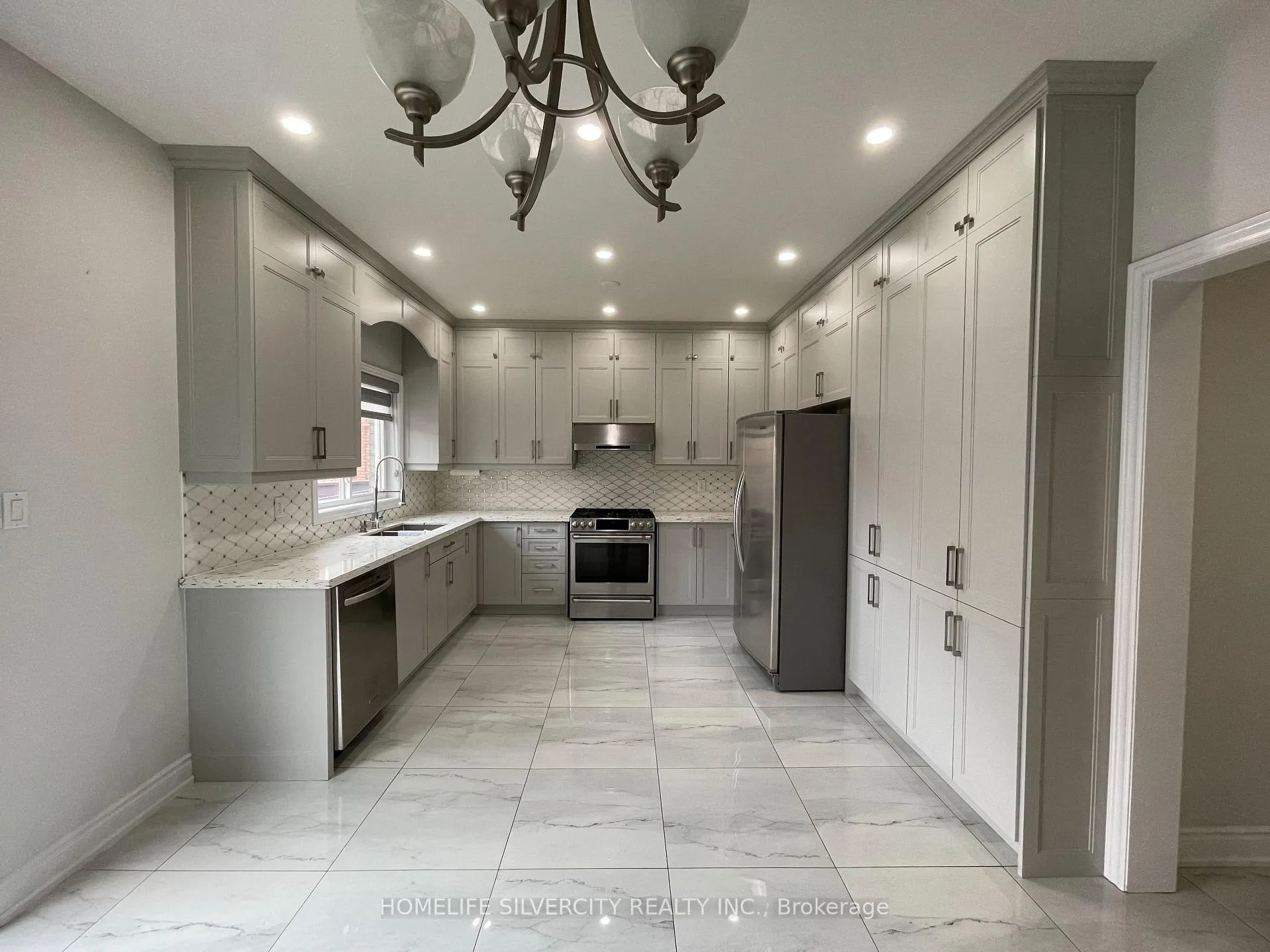 Photo 6 of 4 Runnymede Crescent, Brampton, Sandringham-Wellington — HOMEH