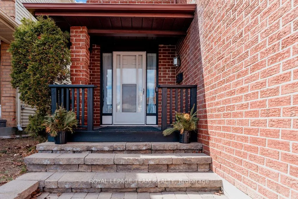 Photo 3 of 16 Pickwick Drive, Ottawa, Barrhaven - Cedargrove/Fraserdale — HOMEH