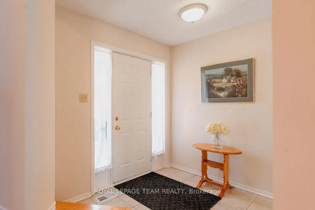 Photo 4 of 16 Pickwick Drive, Ottawa, Barrhaven - Cedargrove/Fraserdale — HOMEH