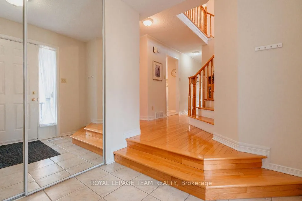 Photo 5 of 16 Pickwick Drive, Ottawa, Barrhaven - Cedargrove/Fraserdale — HOMEH