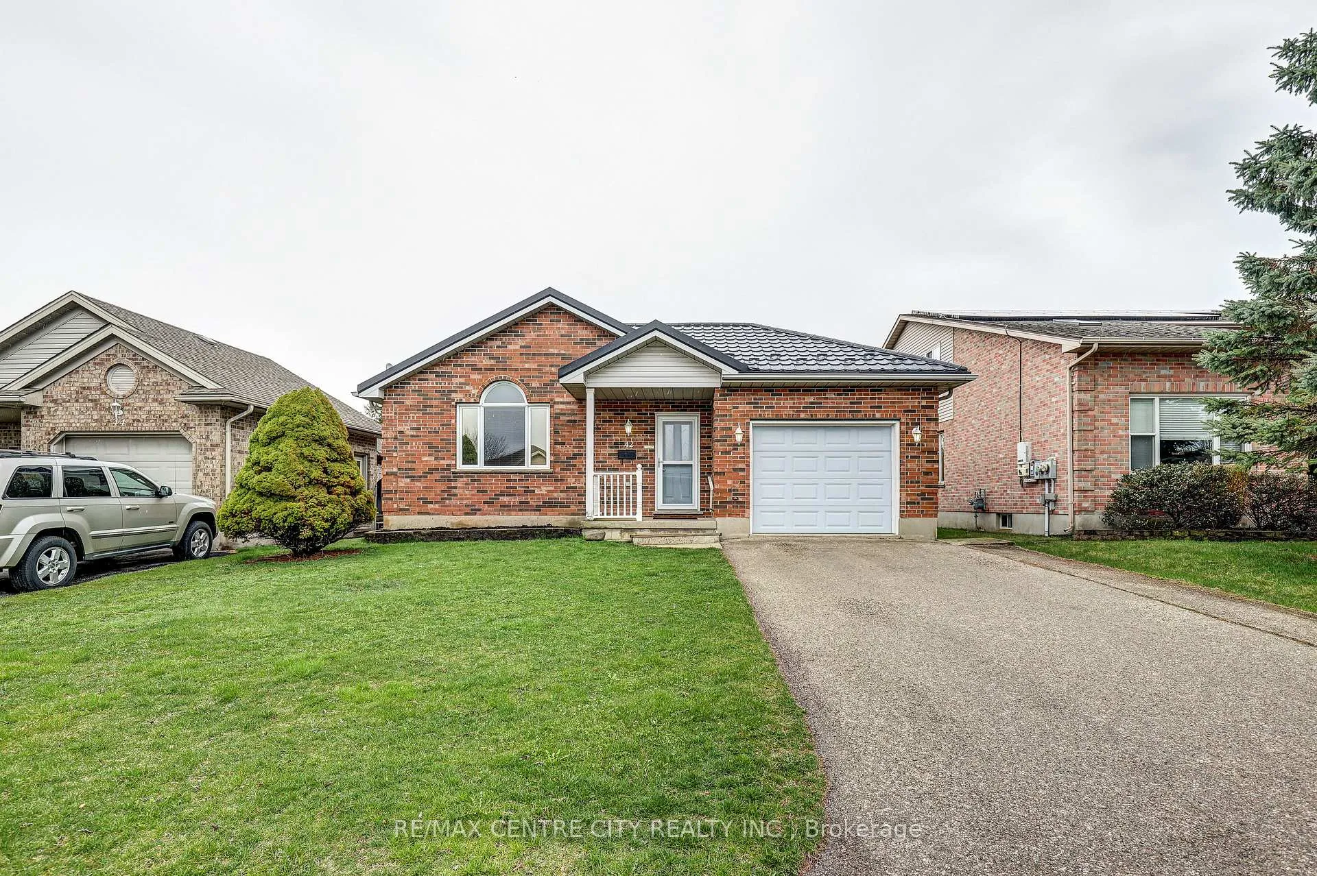 Photo 2 of 42 Oldewood Crescent, St. Thomas — HOMEH