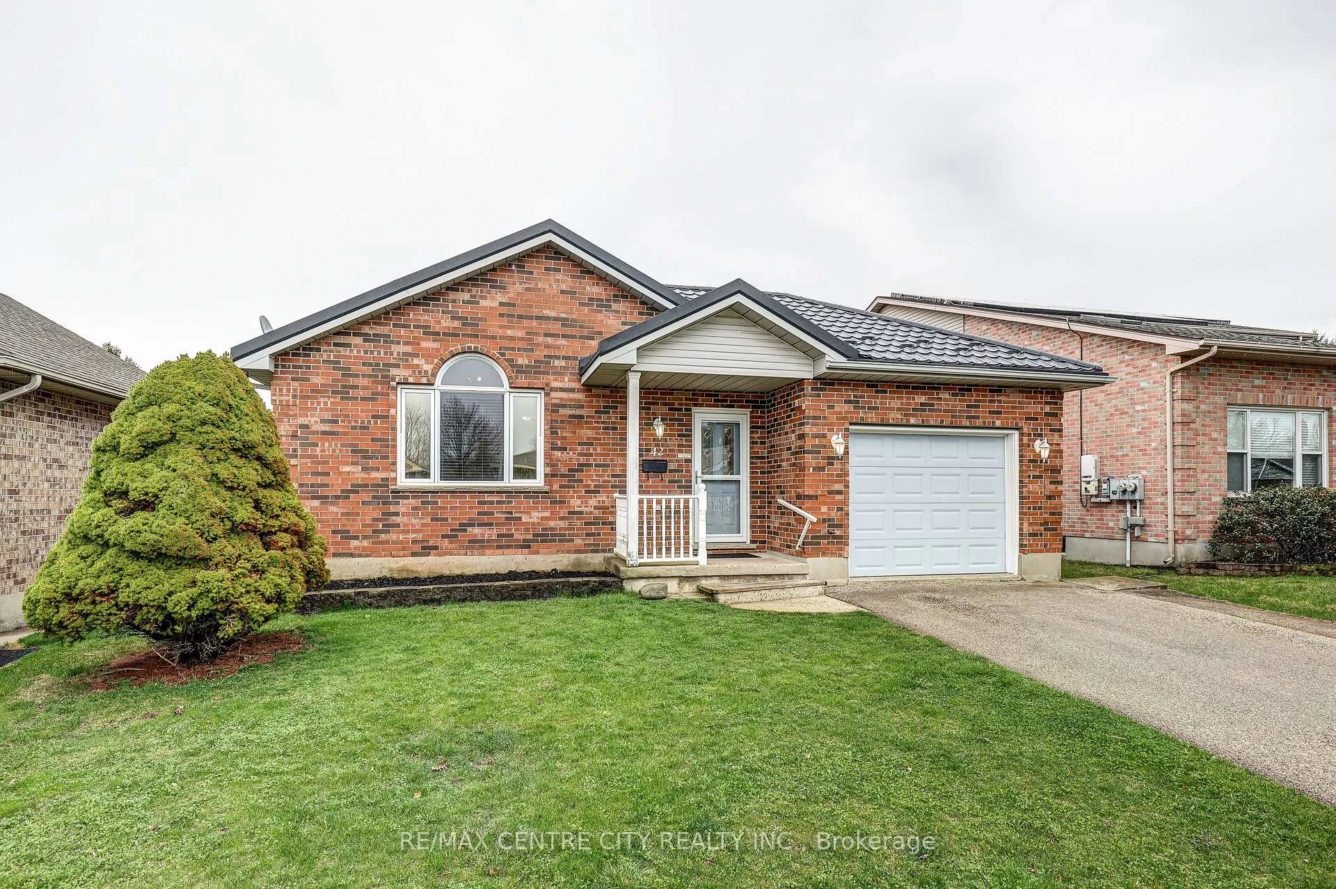 Photo 3 of 42 Oldewood Crescent, St. Thomas — HOMEH