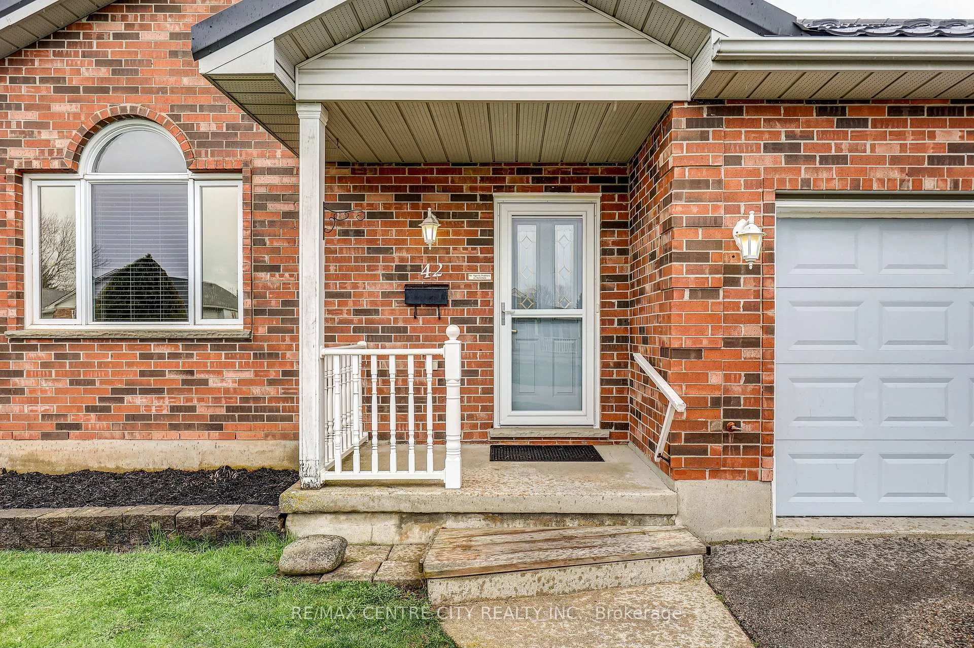 Photo 4 of 42 Oldewood Crescent, St. Thomas — HOMEH