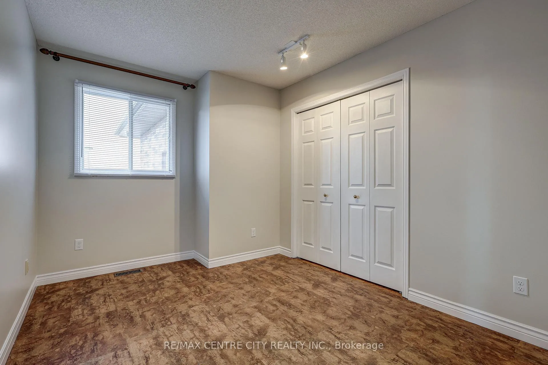 Photo 12 of 42 Oldewood Crescent, St. Thomas — HOMEH
