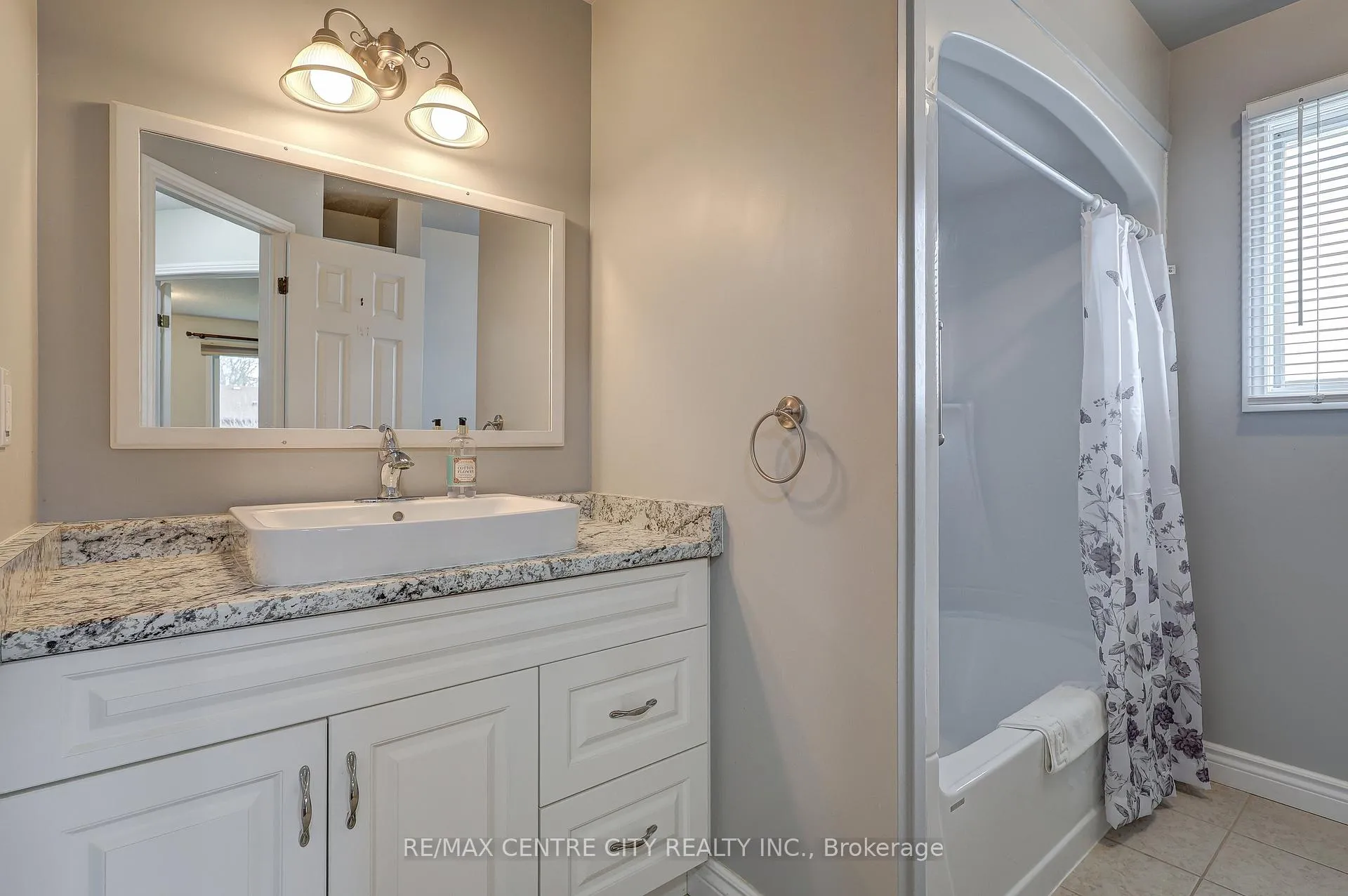 Photo 17 of 42 Oldewood Crescent, St. Thomas — HOMEH