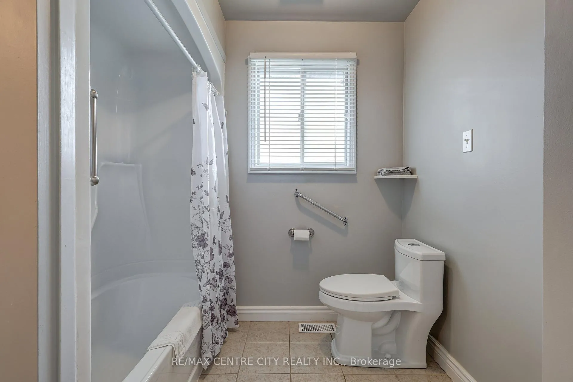 Photo 18 of 42 Oldewood Crescent, St. Thomas — HOMEH