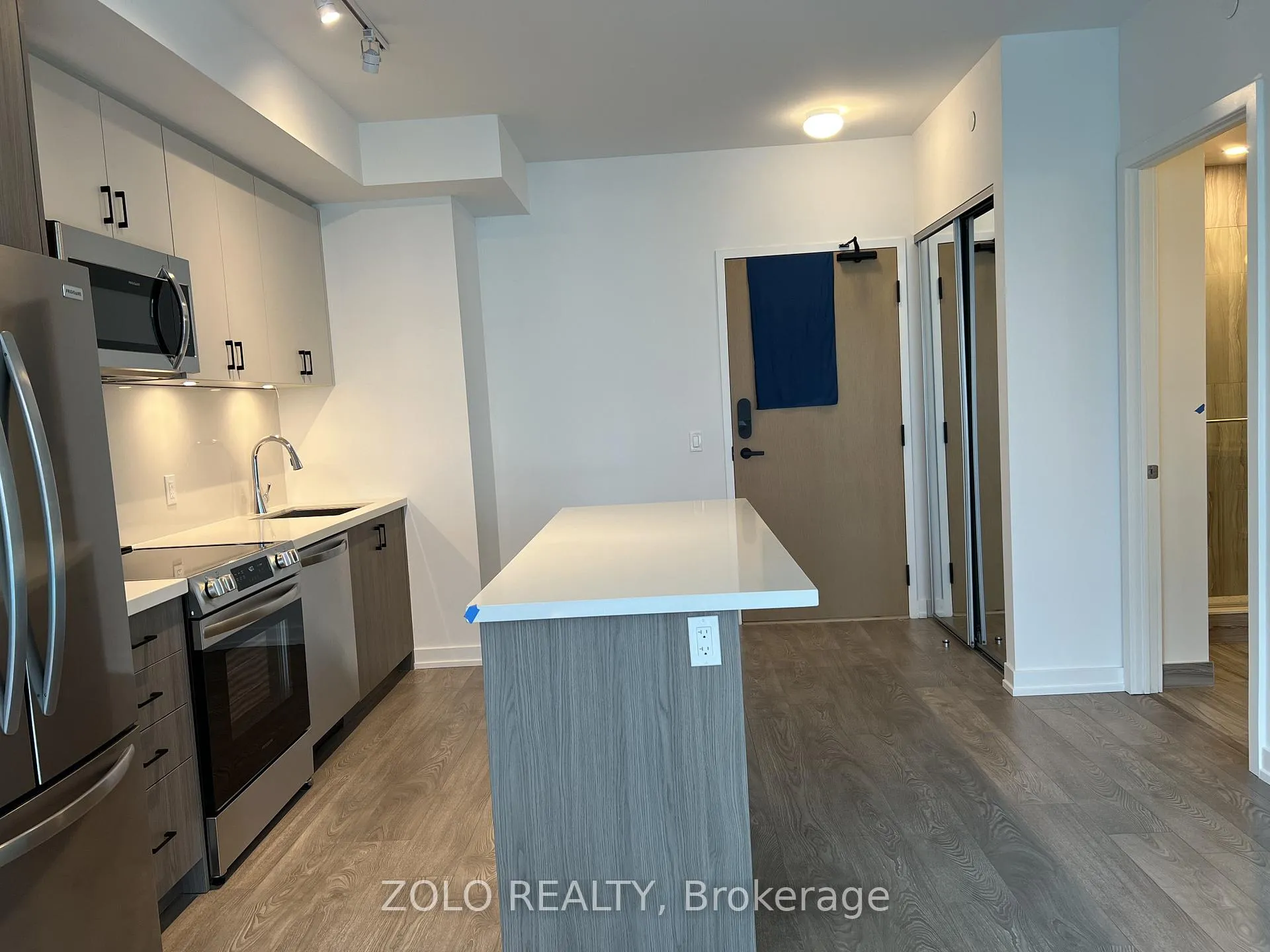 Photo 3 of Unit 305, 333 Sunseeker Avenue, Innisfil, Rural Innisfil — HOMEH