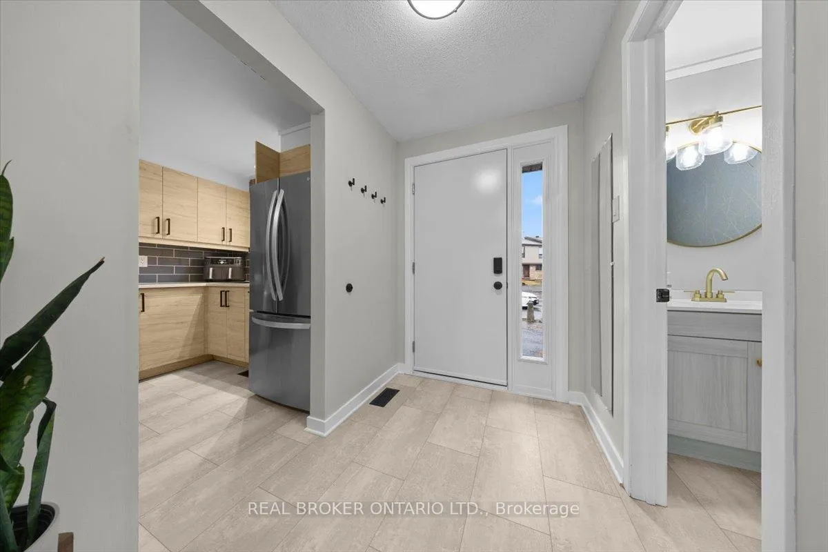 Photo 3 of 2049 Stonehenge Crescent, Ottawa, Pineview — HOMEH