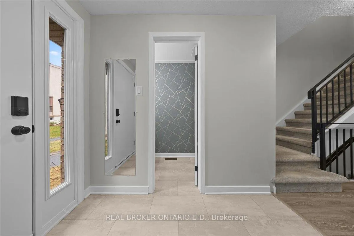 Photo 4 of 2049 Stonehenge Crescent, Ottawa, Pineview — HOMEH