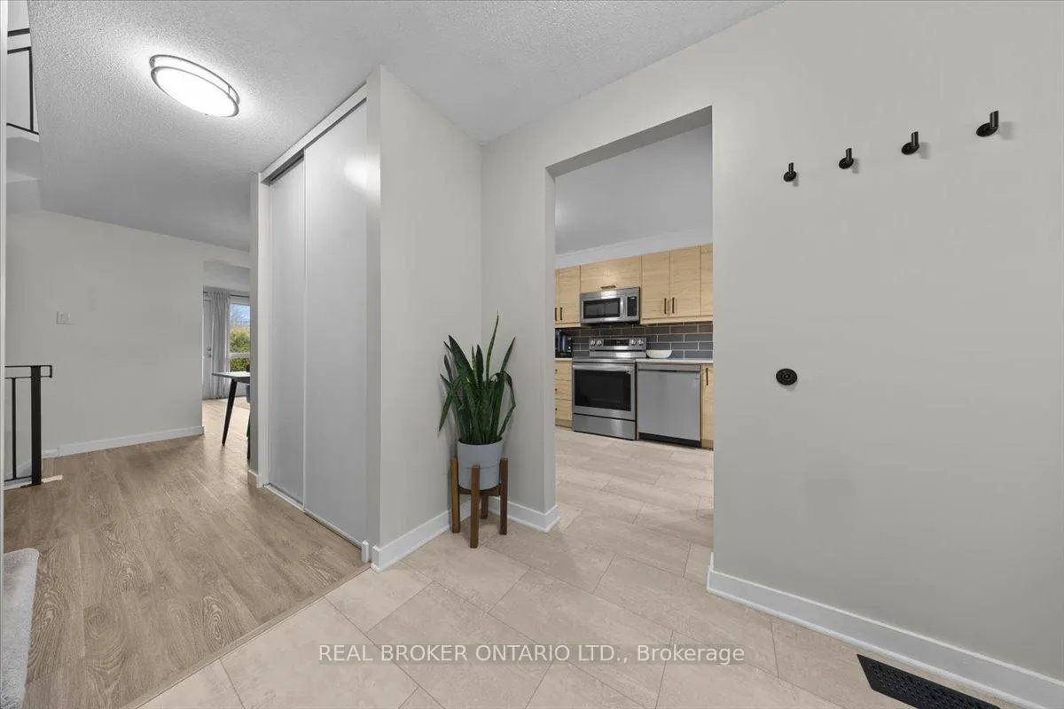 Photo 6 of 2049 Stonehenge Crescent, Ottawa, Pineview — HOMEH