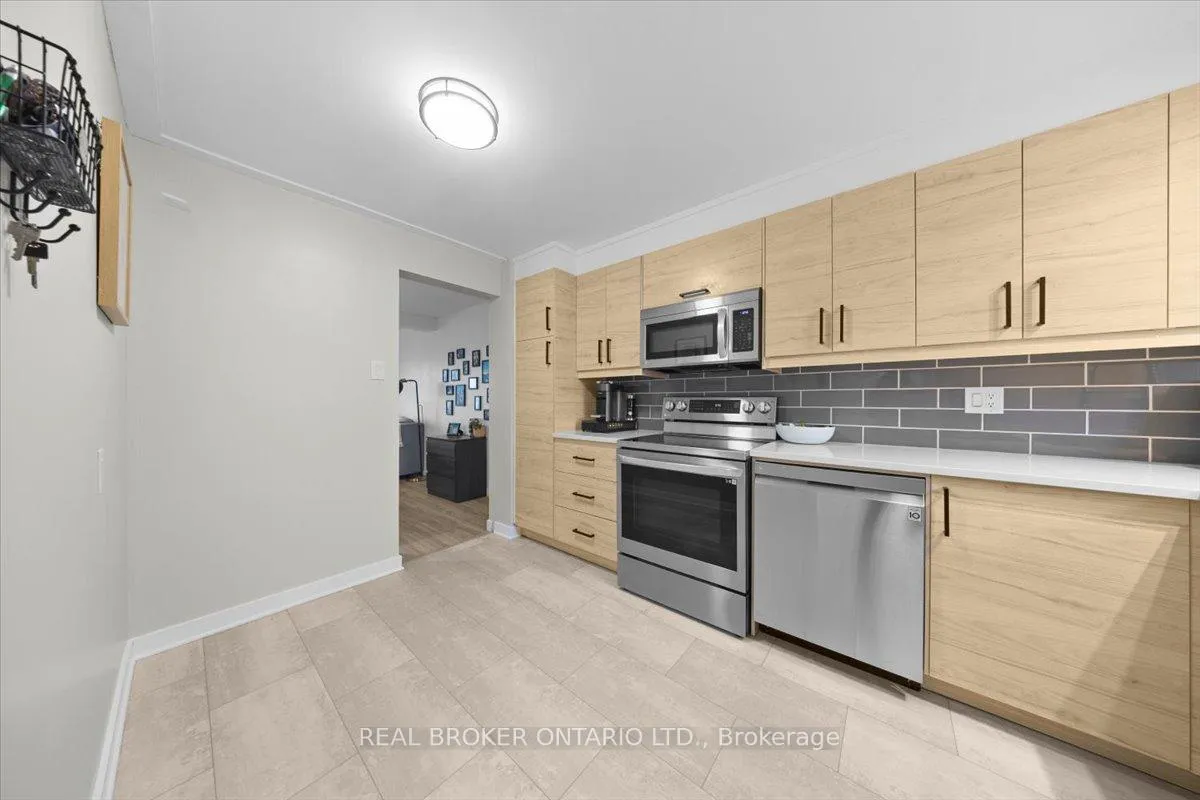 Photo 7 of 2049 Stonehenge Crescent, Ottawa, Pineview — HOMEH
