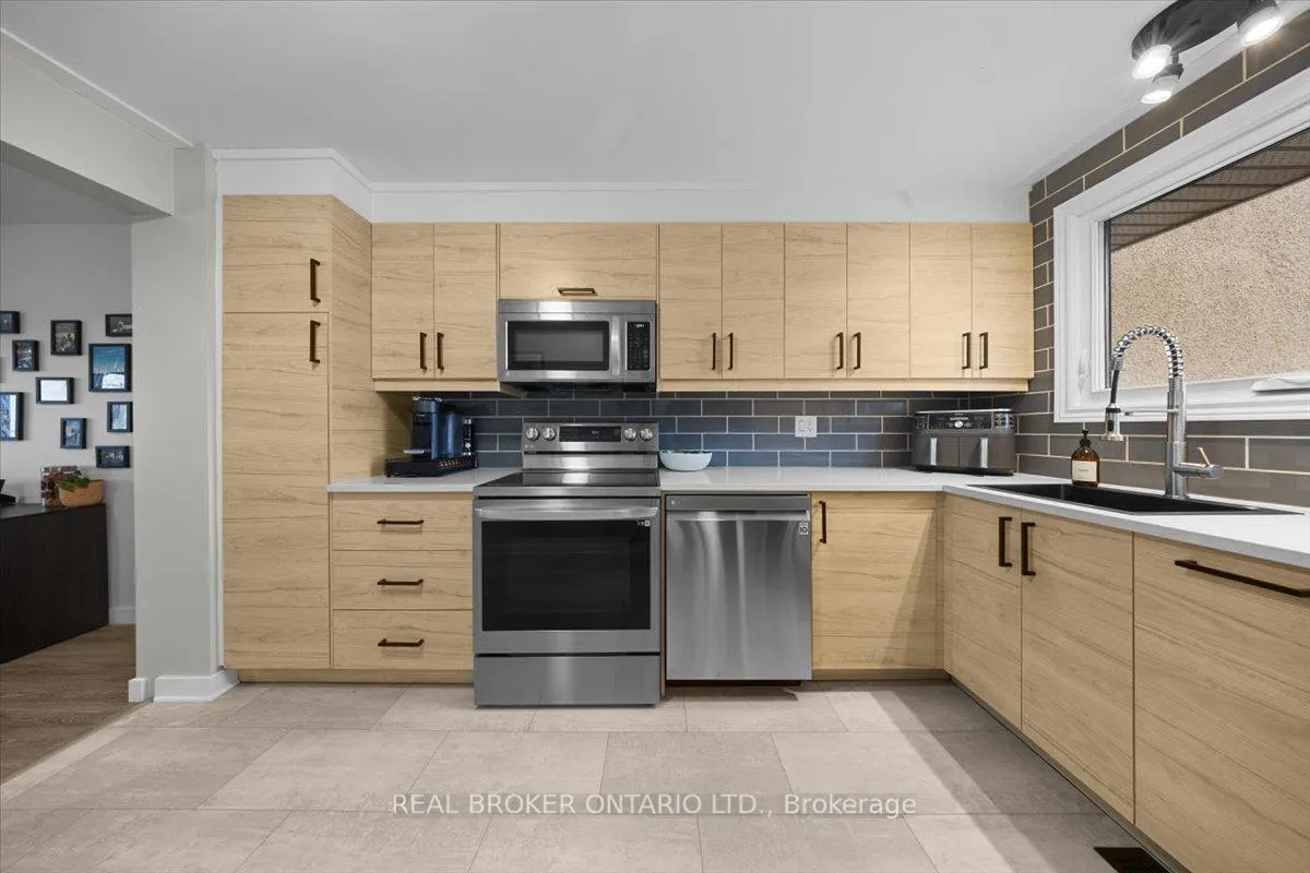 Photo 8 of 2049 Stonehenge Crescent, Ottawa, Pineview — HOMEH