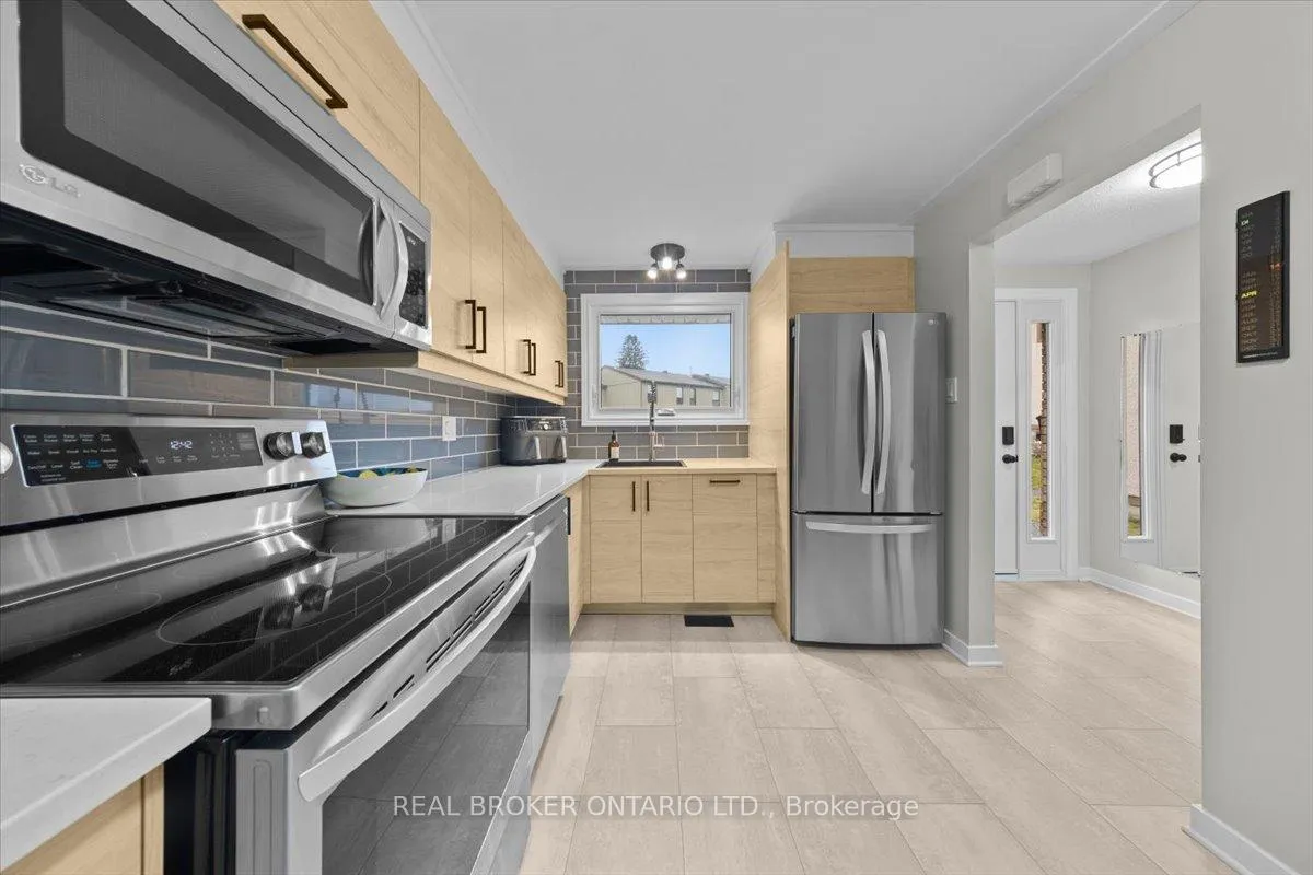 Photo 9 of 2049 Stonehenge Crescent, Ottawa, Pineview — HOMEH
