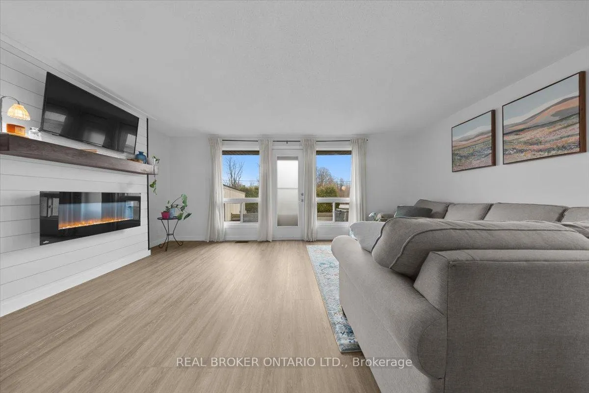 Photo 16 of 2049 Stonehenge Crescent, Ottawa, Pineview — HOMEH