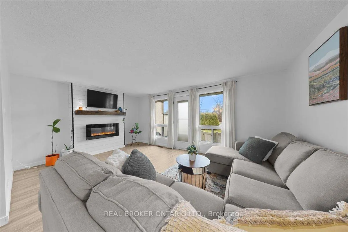 Photo 17 of 2049 Stonehenge Crescent, Ottawa, Pineview — HOMEH