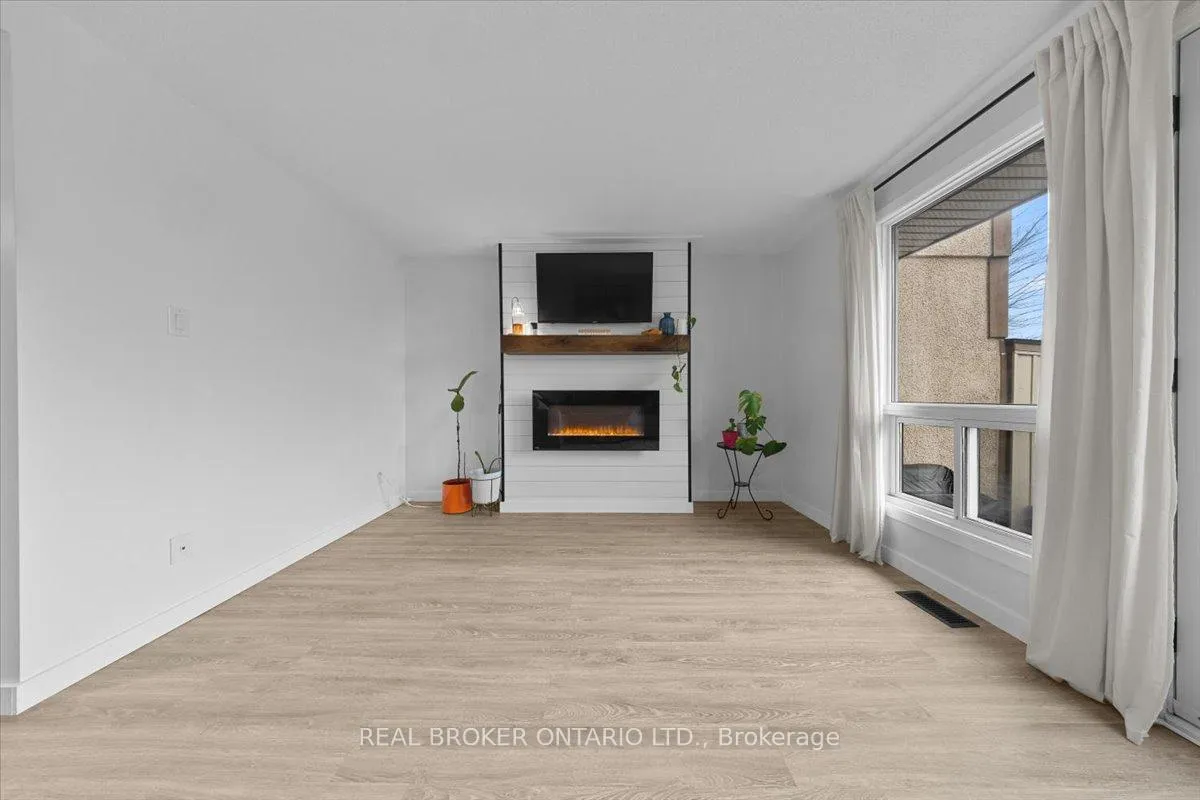 Photo 18 of 2049 Stonehenge Crescent, Ottawa, Pineview — HOMEH