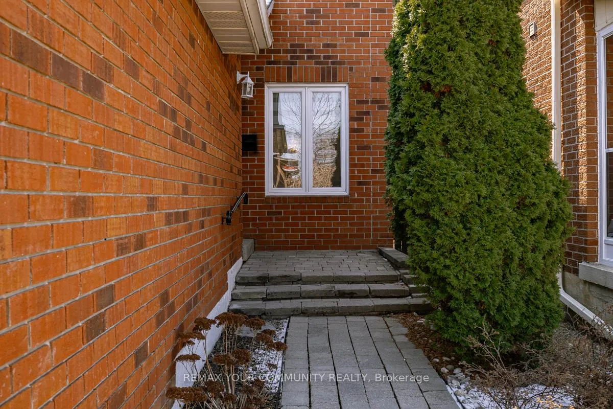Photo 3 of 82 Whitney Place, Vaughan, Lakeview Estates — HOMEH