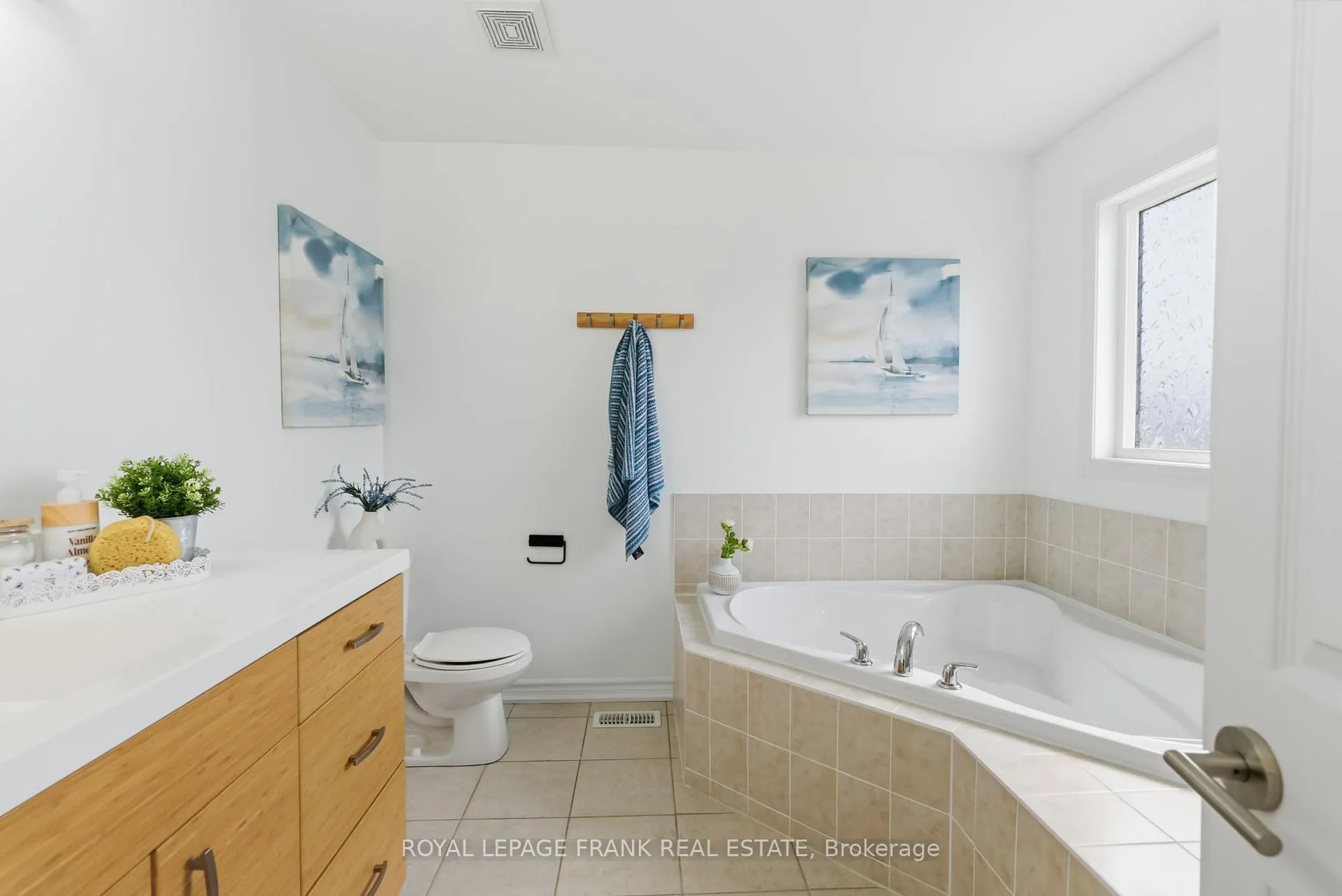 Photo 25 of 68 Forrester Drive, Clarington, Bowmanville — HOMEH