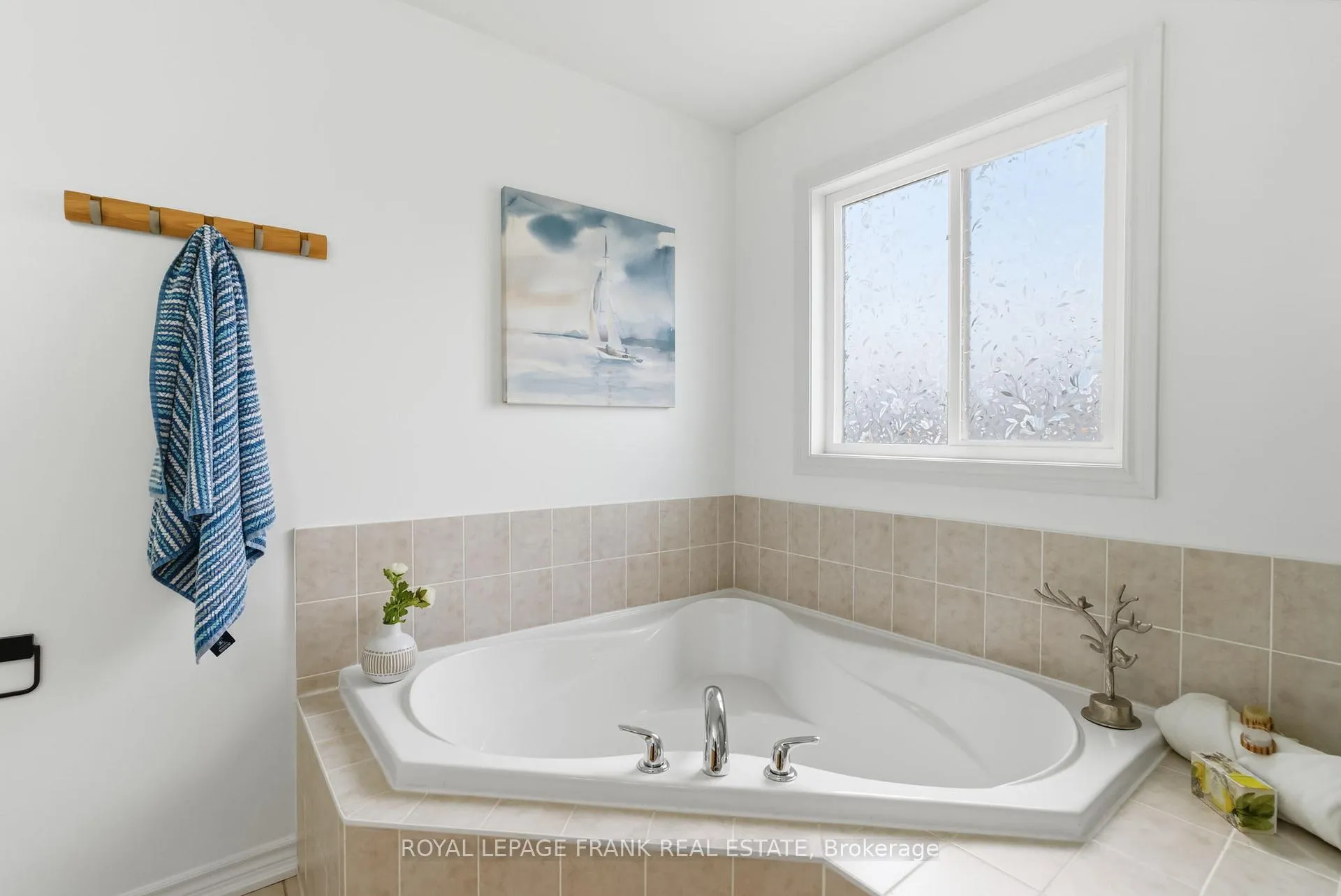 Photo 26 of 68 Forrester Drive, Clarington, Bowmanville — HOMEH