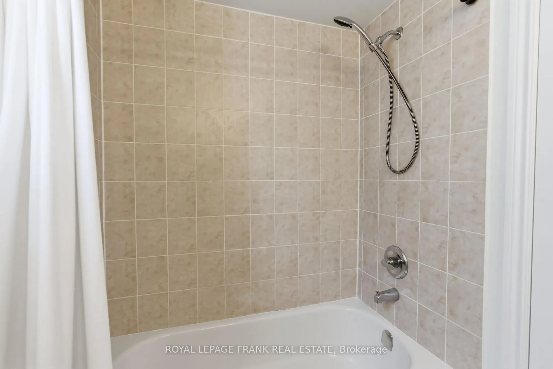 Photo 32 of 68 Forrester Drive, Clarington, Bowmanville — HOMEH
