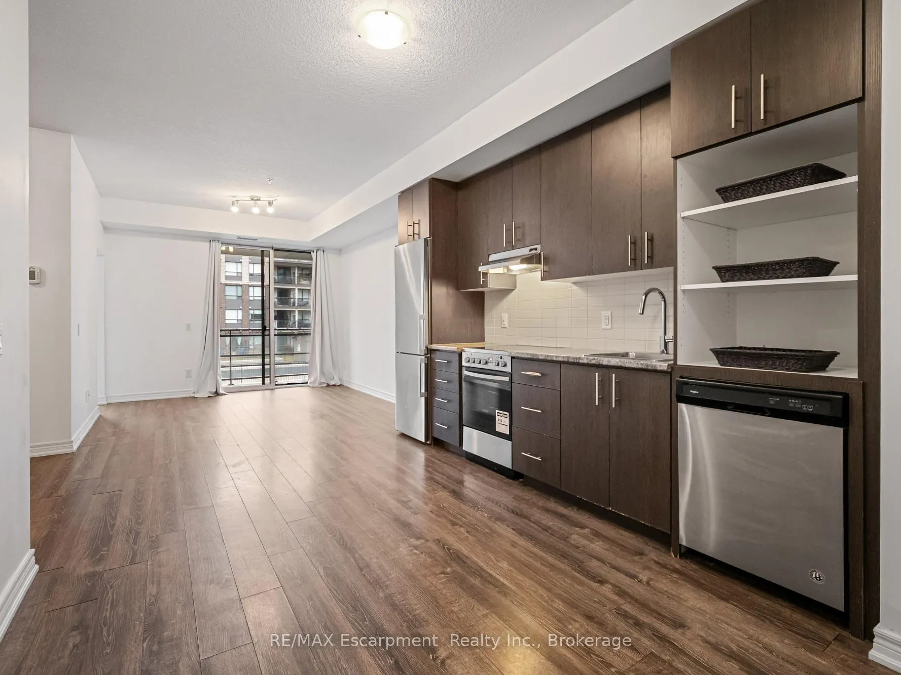 Photo 4 of Unit 218, 10 Esplanade Lane, Grimsby, Grimsby Beach — HOMEH