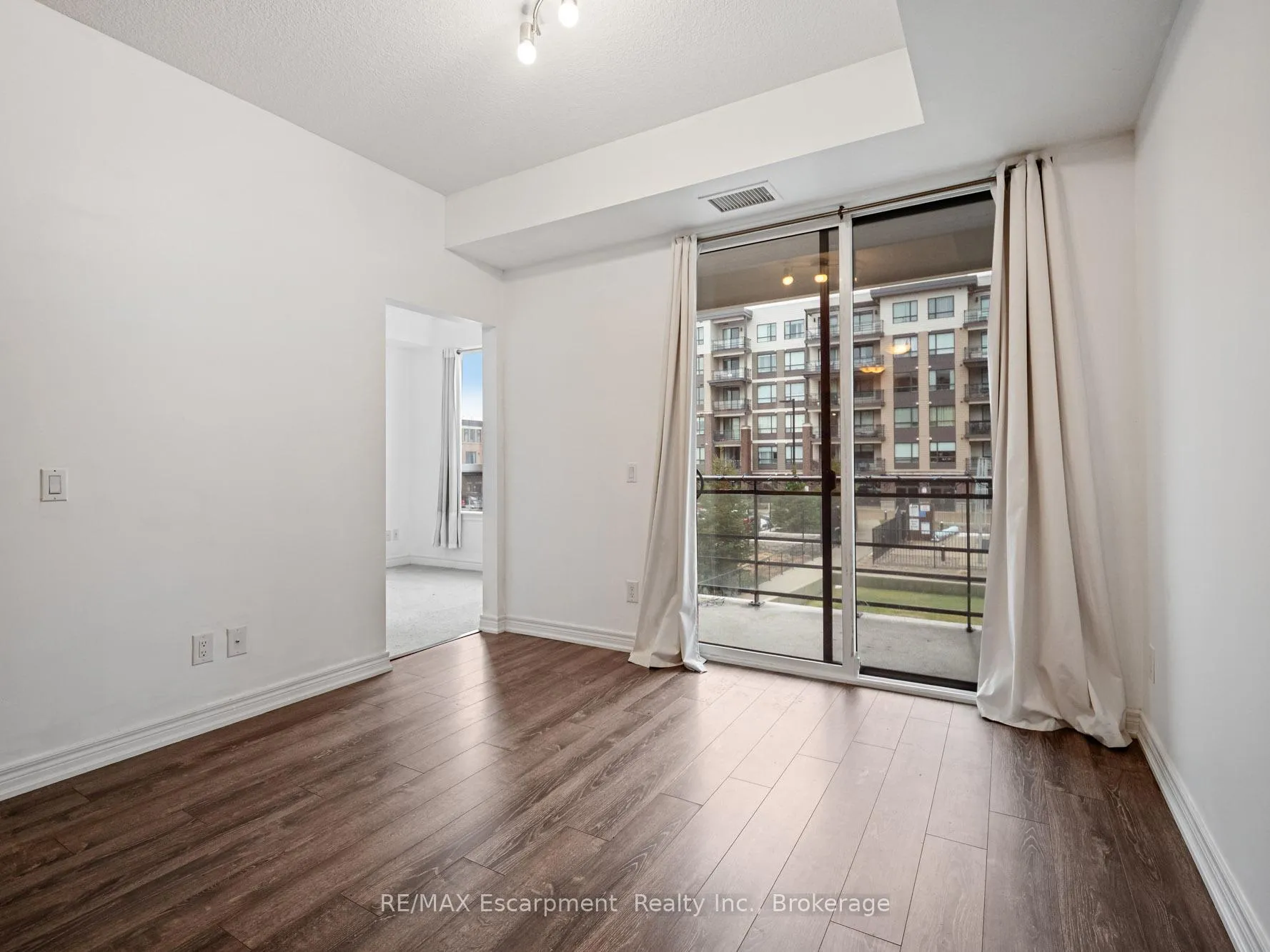 Photo 8 of Unit 218, 10 Esplanade Lane, Grimsby, Grimsby Beach — HOMEH
