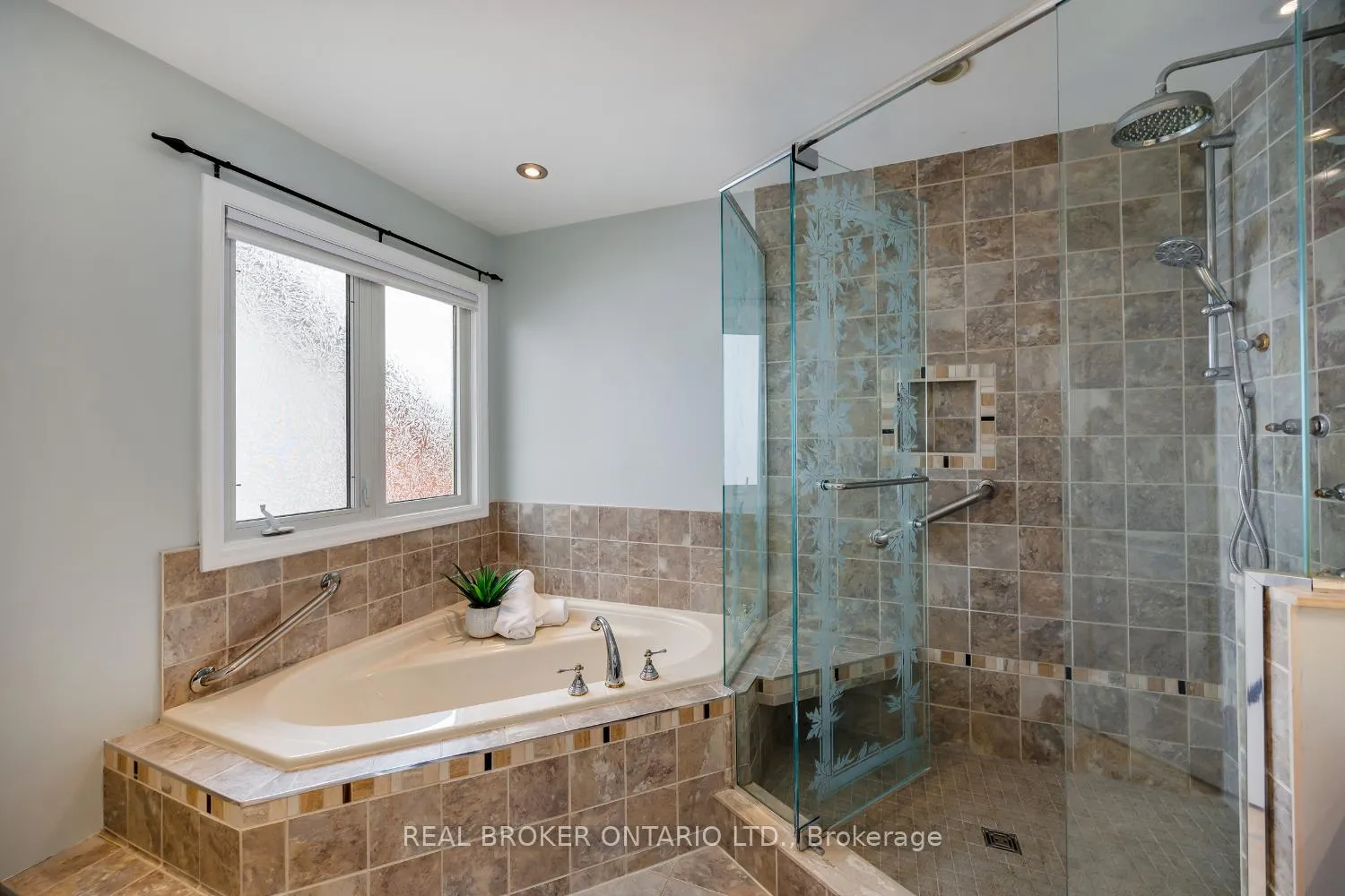 Photo 28 of 55 Mull Crescent, Clarington, Courtice — HOMEH