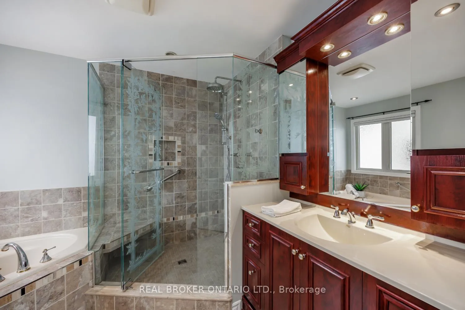 Photo 29 of 55 Mull Crescent, Clarington, Courtice — HOMEH