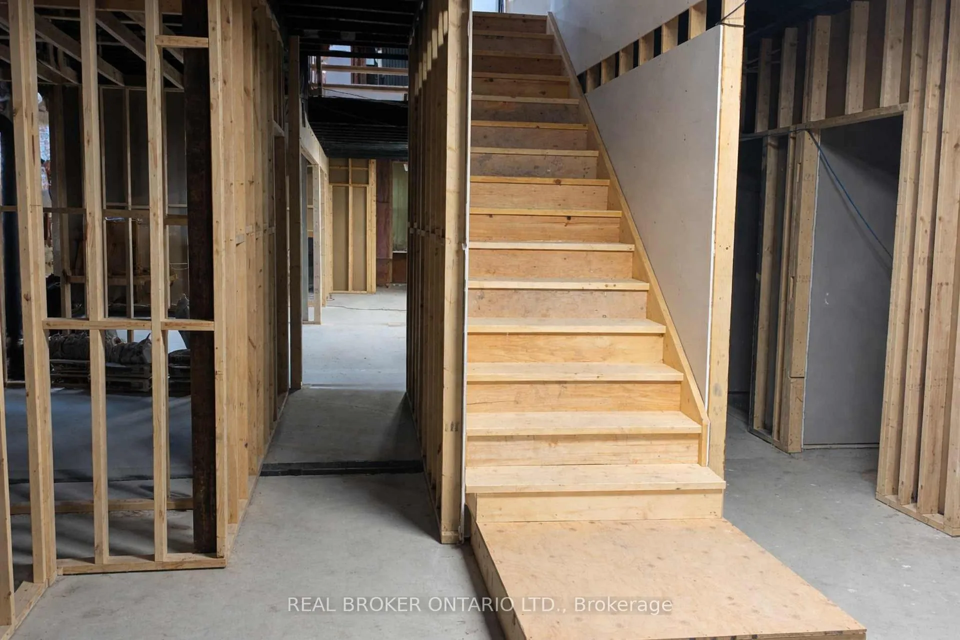 Photo 17 of 2048 Albert Street S, Howick — HOMEH