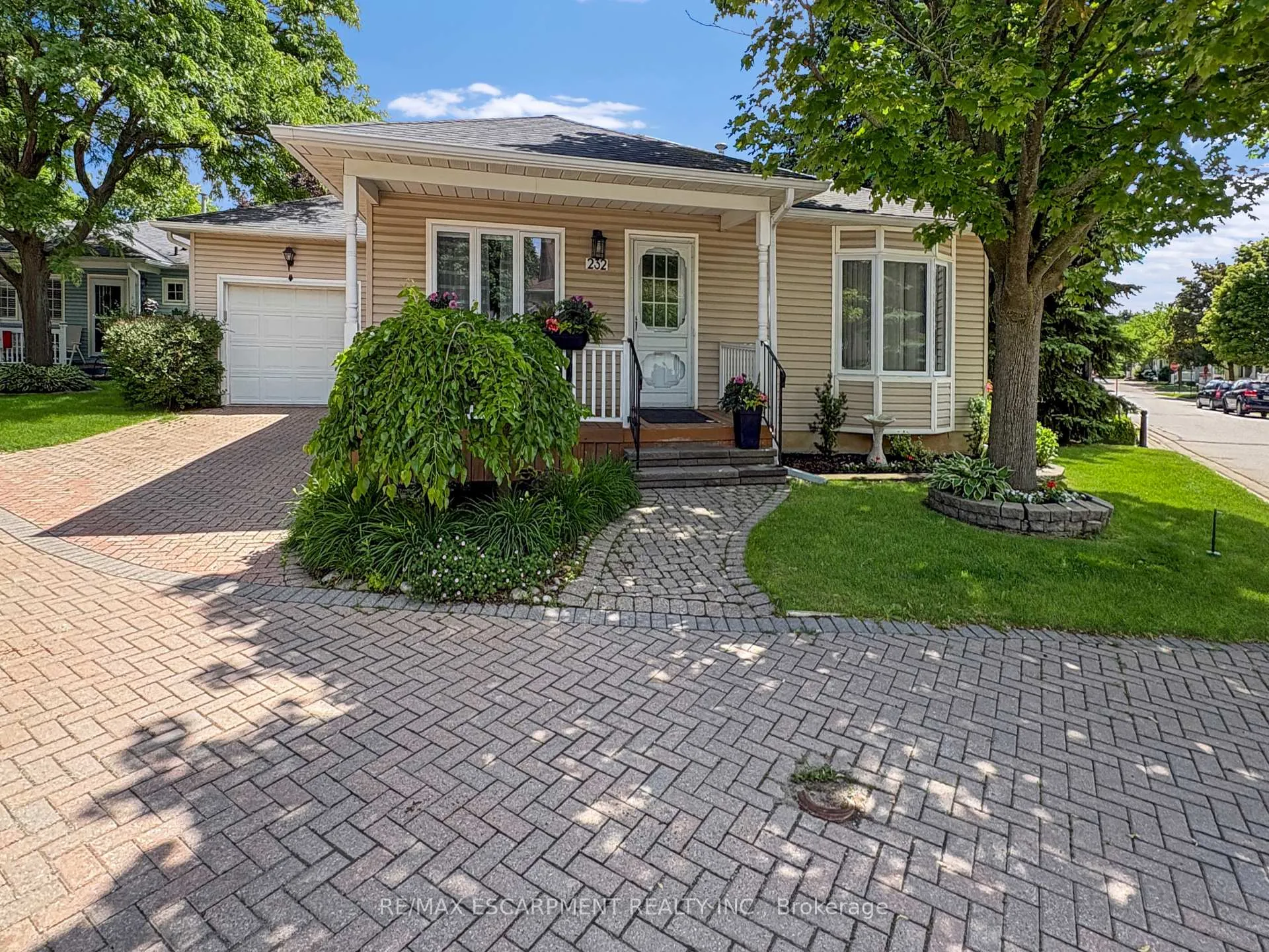 Photo 2 of 232 Silverbirch Boulevard, Hamilton, Villages of Glancaster — HOMEH