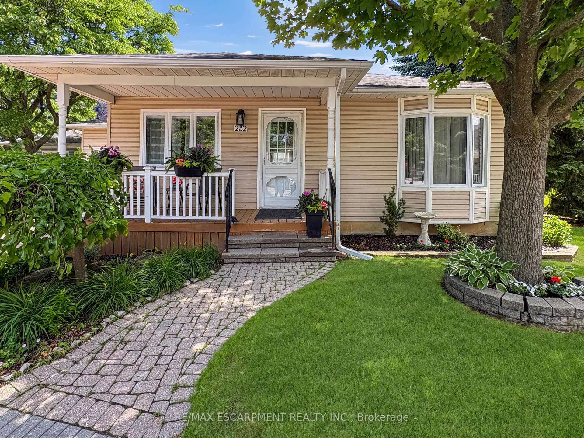 Photo 3 of 232 Silverbirch Boulevard, Hamilton, Villages of Glancaster — HOMEH