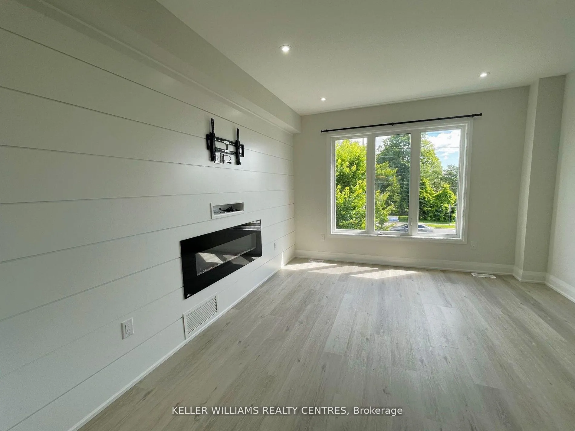 Photo 11 of 450 Veterans Drive, Barrie, Holly — HOMEH