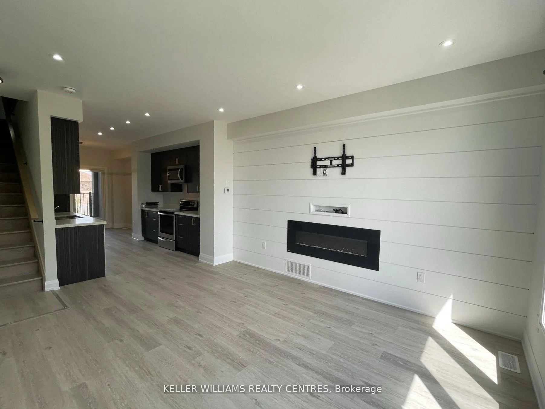 Photo 12 of 450 Veterans Drive, Barrie, Holly — HOMEH