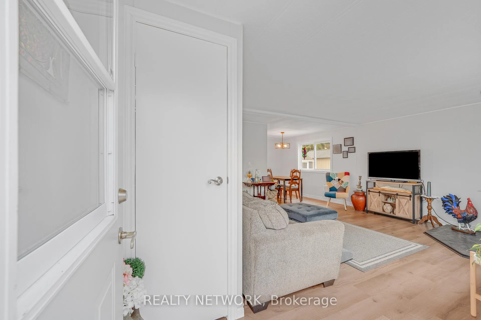 Photo 9 of 157 Maple Crescent, Hamilton, Rural Flamborough — HOMEH