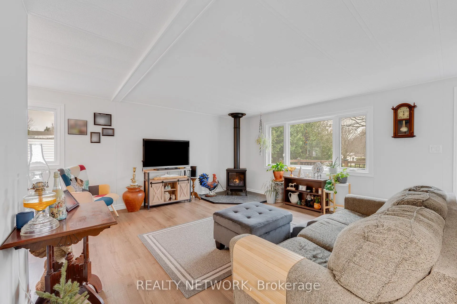 Photo 10 of 157 Maple Crescent, Hamilton, Rural Flamborough — HOMEH