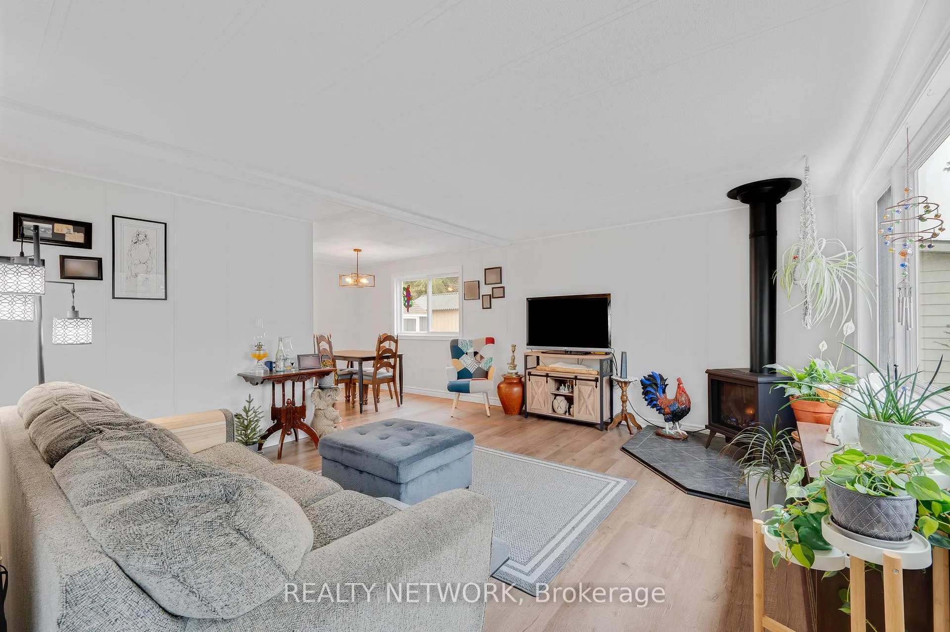 Photo 12 of 157 Maple Crescent, Hamilton, Rural Flamborough — HOMEH