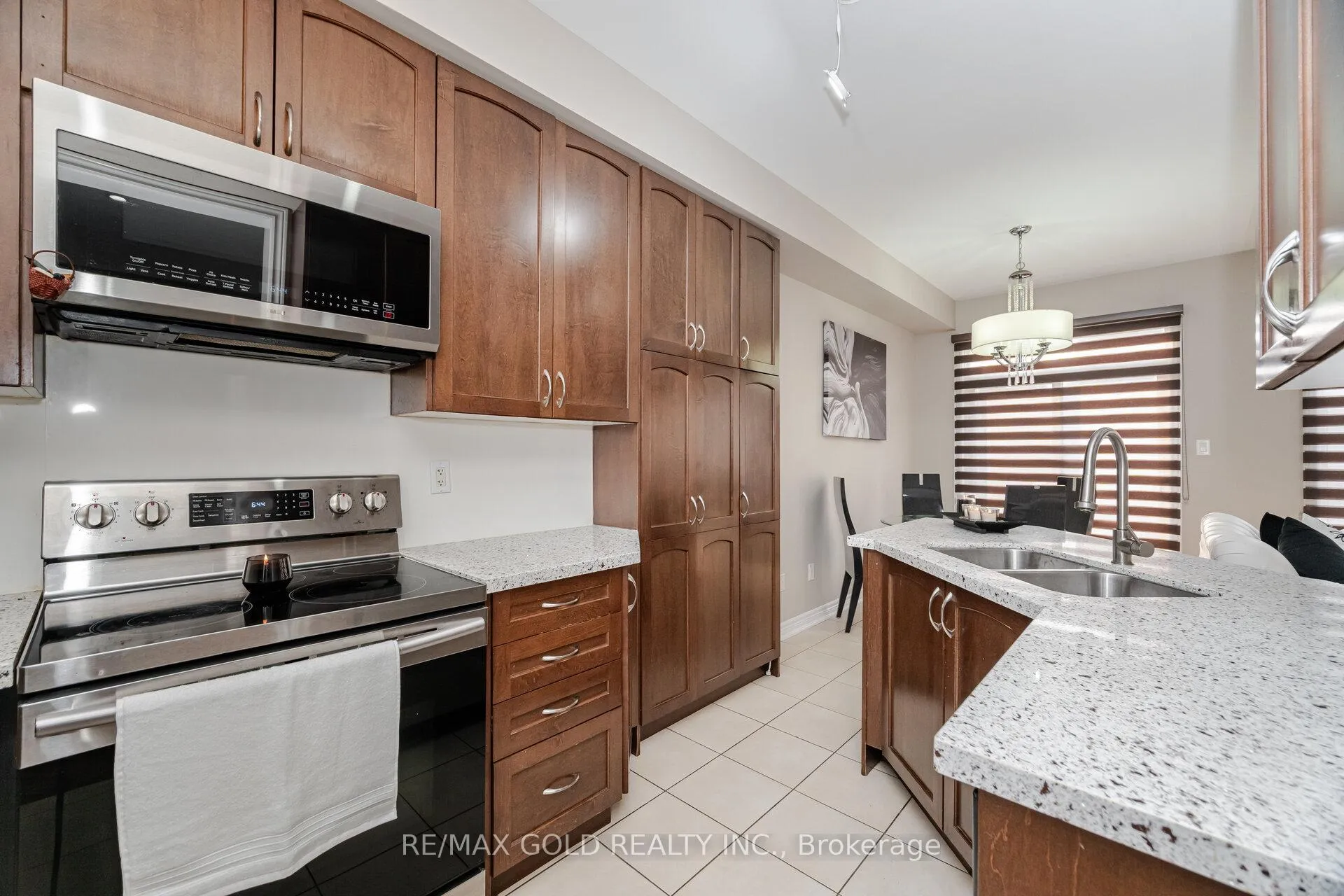Photo 4 of 11 Seedland Crescent N, Brampton, Sandringham-Wellington — HOMEH
