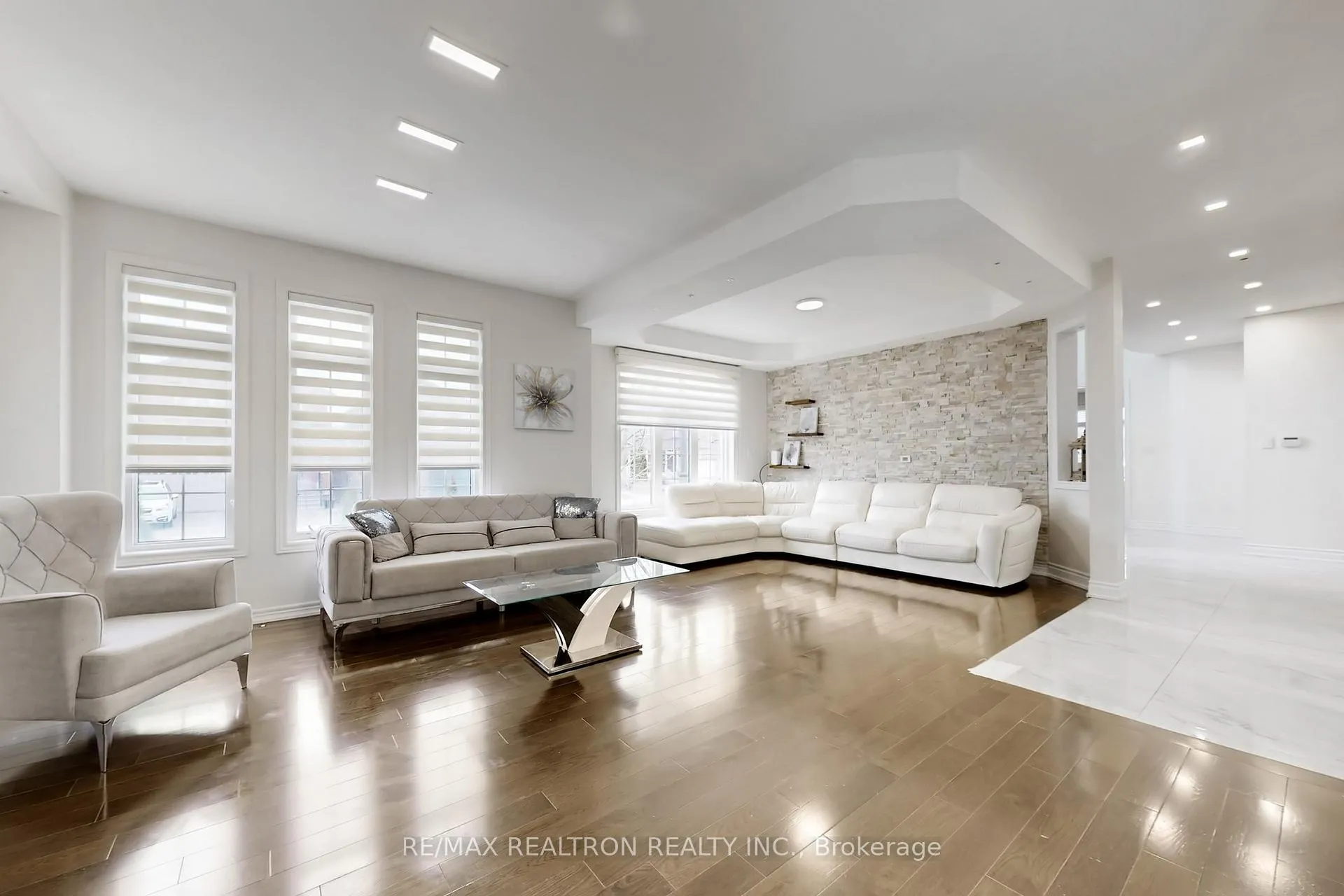 Photo 9 of 17 Delattaye Avenue, Aurora, Bayview Northeast — HOMEH