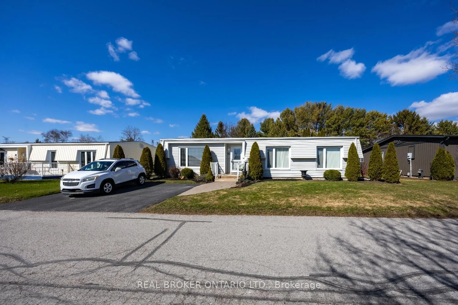 Photo 2 of 90 The Cove Road, Clarington, Bowmanville — HOMEH