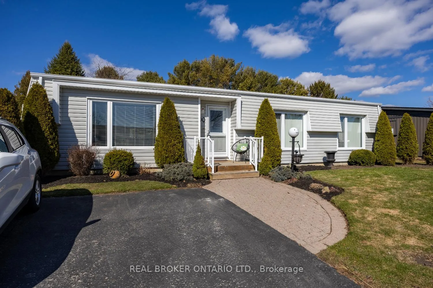 Photo 3 of 90 The Cove Road, Clarington, Bowmanville — HOMEH